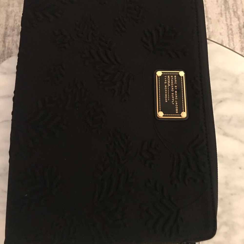 Marc Jacobs laptop sleeve 13 inch- NWOT! ❤️